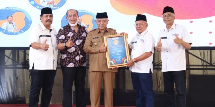 Bupati Malang, Sanusi (tengah) menerima penghargaan dari Dirut Memorandum, Chairul Shodiq (dua dari kanan).