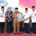 Bupati Malang, Sanusi (tengah) menerima penghargaan dari Dirut Memorandum, Chairul Shodiq (dua dari kanan).