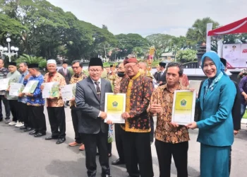 Penyerahan penghargaan program kampung iklim kategori utama dari Kementerian Lingkungan Hidup oleh Wali Kota Malang dan Ketua TP PKK Kota Malang.