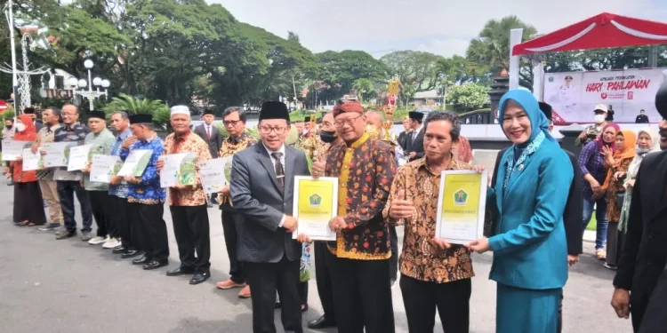 Penyerahan penghargaan program kampung iklim kategori utama dari Kementerian Lingkungan Hidup oleh Wali Kota Malang dan Ketua TP PKK Kota Malang.
