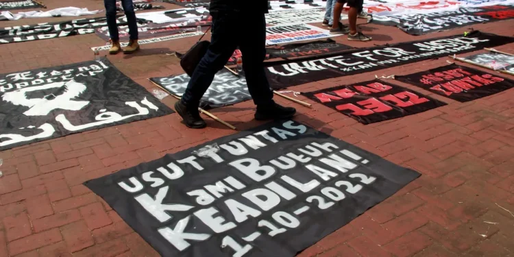 Spanduk tuntutan keadilan bagi korban Tragedi Kanjuruhan.