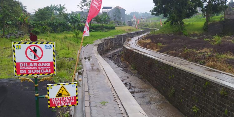 Kondisi aliran sungai Sambong di Kota Batu usai direvitalisasi pasca banjir bandang yang terjadi setahun lalu. Musim hujan yang mulai datang di penghujung 2022 ini, pantauan aliran sungai masih taraf nornal. Foto/Azmy