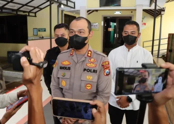 Kapolres Malang, AKBP Putu Kholis Aryana, memberikan pernyataan usai mengunjungi korban dugaan penganiayaan.