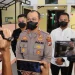 Kapolres Malang, AKBP Putu Kholis Aryana, memberikan pernyataan usai mengunjungi korban dugaan penganiayaan.