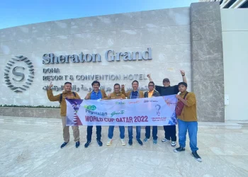Keseruan rombongan nasabah Wilayah Pegadaian XII Surabaya, Jawa Timur nonton Piala Dunia di Qatar secara langsung.