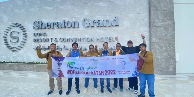 Keseruan rombongan nasabah Wilayah Pegadaian XII Surabaya, Jawa Timur nonton Piala Dunia di Qatar secara langsung.