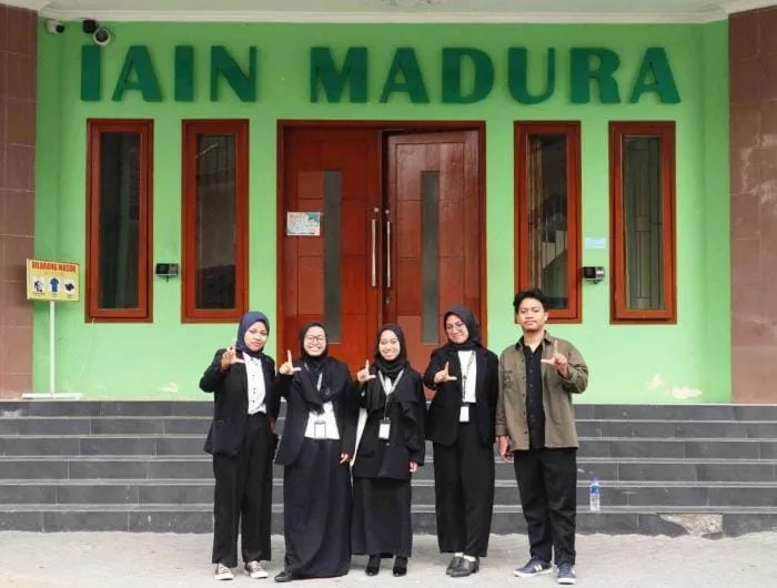 Mahasiswa Fakultas Syari’ah Universitas Islam Negeri Maulana Malik Ibrahim (UIN) Malang usai mengikuti ajang perlombaan.
