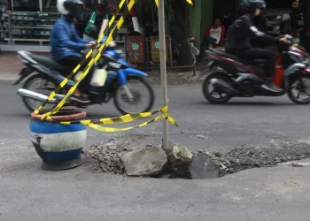Jalan rusak di kawasan Kauman, Kota Malang.