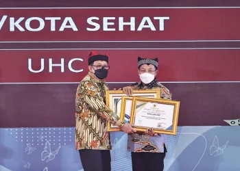Wali Kota Malang Sutiaji menerima tiga penghargaan sekaligus di bidang kesehatan dari Sekretaris Daerah Propinsi Jawa Timur Adhy Karyono.