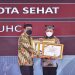 Wali Kota Malang Sutiaji menerima tiga penghargaan sekaligus di bidang kesehatan dari Sekretaris Daerah Propinsi Jawa Timur Adhy Karyono.