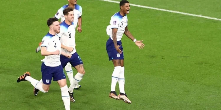 Marcus Rashford saat berselebrasi bersama rekan setimnya usai mencetak gol ke gawang Timnas Wales.