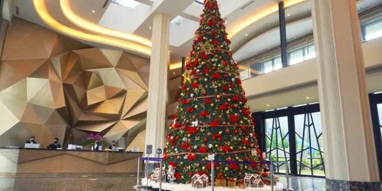Pohon Natal setinggi 7,5 meter di Grand Mercure Malang Mirama.