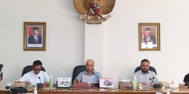 Ketua DPRD Kota Batu Asmadi (tengah) saat mengumumkan proses seleksi pengusulan calon Pj Wali Kota, Kamis (3/11/2022).