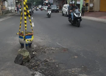 Jalan berlubang di jalan Kauman, Kota Malang, bahayakan pengendara.
