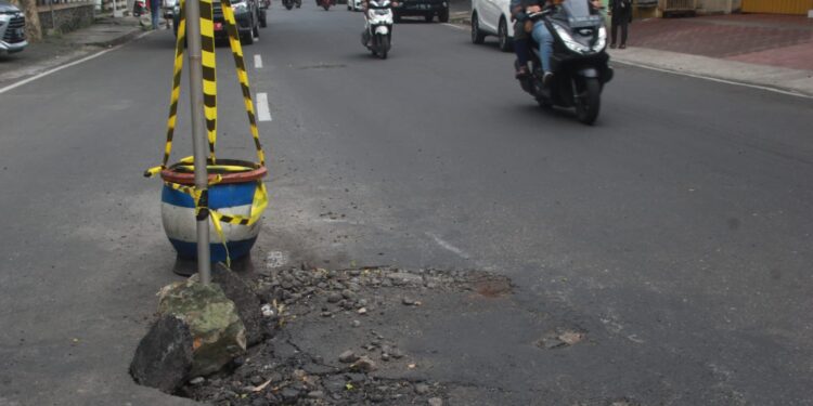 Jalan berlubang di jalan Kauman, Kota Malang, bahayakan pengendara.