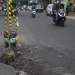 Jalan berlubang di jalan Kauman, Kota Malang, bahayakan pengendara.