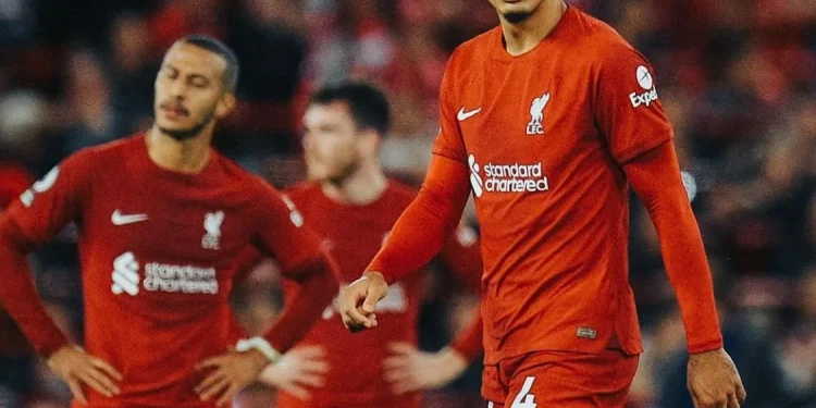 Van Djik, Thiago Alcantara, dan Andi Robertson terlihat kecewa usai gol kemenangan Leeds United yang dicetak Summerville.