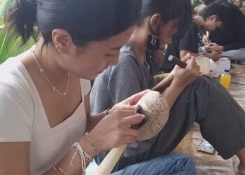 Mahasiwa seni rupa Universitas Brawijaya belajar membuat topeng malang di di Kampung Budaya Polowijen.