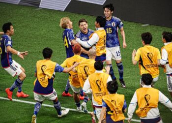 Para Pemain Jepang merayakan gol Ritsu Doan dalam laga Jerman vs Jepang.