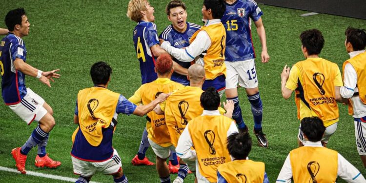 Para Pemain Jepang merayakan gol Ritsu Doan dalam laga Jerman vs Jepang.
