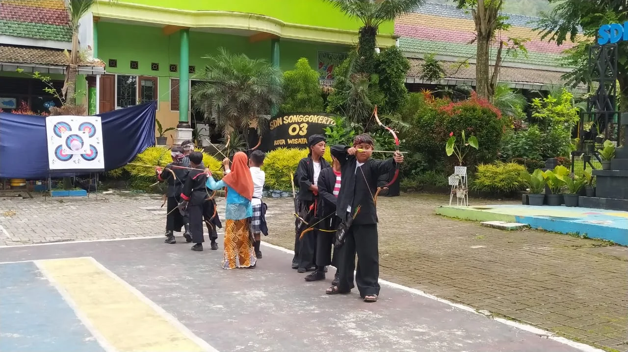 Sejumlah anak didik di SDN Songgokerto Kota Batu 3 Kota Batu memamerkan keahlian memanahnya.