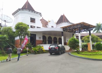 Bangunan Kartika Wijaya bersejarah di depan Balai Kota Among Tani Kota Batu yang kini difungsikan sebagai hotel.