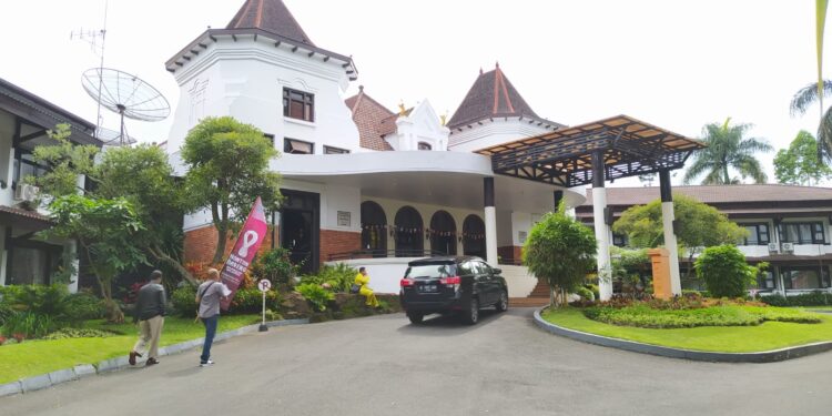 Bangunan Kartika Wijaya bersejarah di depan Balai Kota Among Tani Kota Batu yang kini difungsikan sebagai hotel.