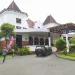 Bangunan Kartika Wijaya bersejarah di depan Balai Kota Among Tani Kota Batu yang kini difungsikan sebagai hotel.