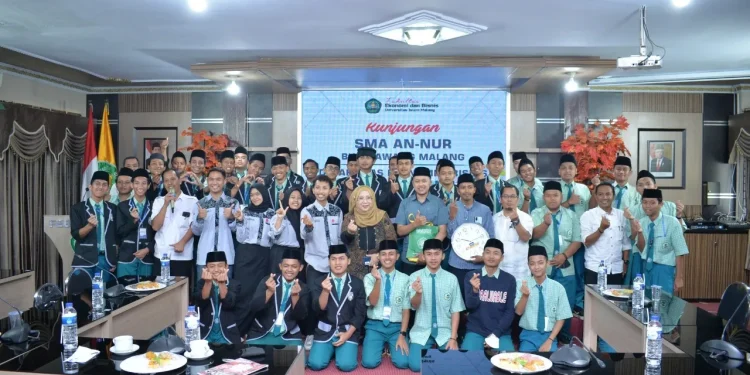 Siswa SMA An-Nur 2 foto bersama dengan Dekan FEB UNISMA, Nur Diana.