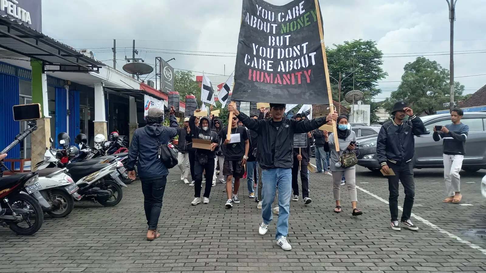 Rombongan Aremania Kepanjen menuju ke Kantor Pos Cabang Kepanjen.