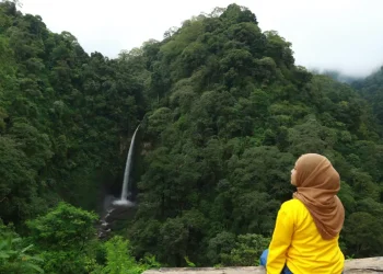 Keindahan Panorama Air Terjun Coban Pelangi.