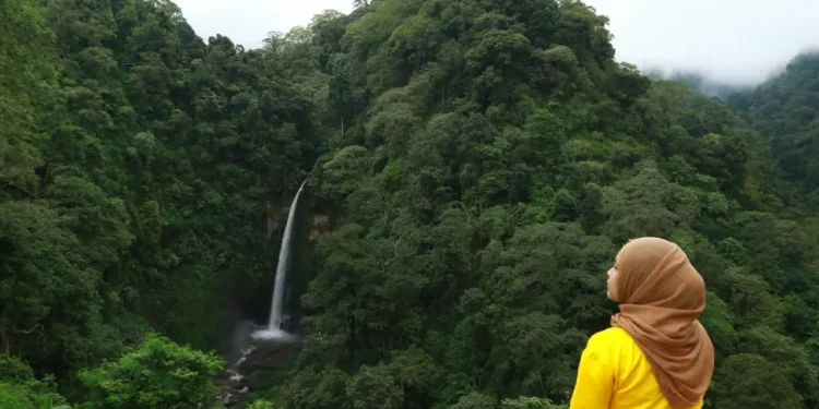 Keindahan Panorama Air Terjun Coban Pelangi.