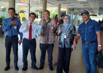 Kepala KPP Pratama Jambi Pelayangan Subandiyono (dua dari kiri) menjemput Dr Aqua Dwipayana (tengah) di Bandara Sultan Thaha Jambi pada Senin (14/11/2022) siang.