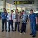 Kepala KPP Pratama Jambi Pelayangan Subandiyono (dua dari kiri) menjemput Dr Aqua Dwipayana (tengah) di Bandara Sultan Thaha Jambi pada Senin (14/11/2022) siang.