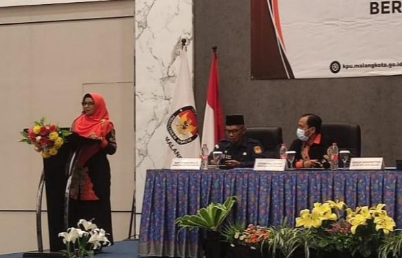 Ketua KPU Kota Malang, Aminah Asminingtya memberikan pemaparan tahapan Pemilu 2024.