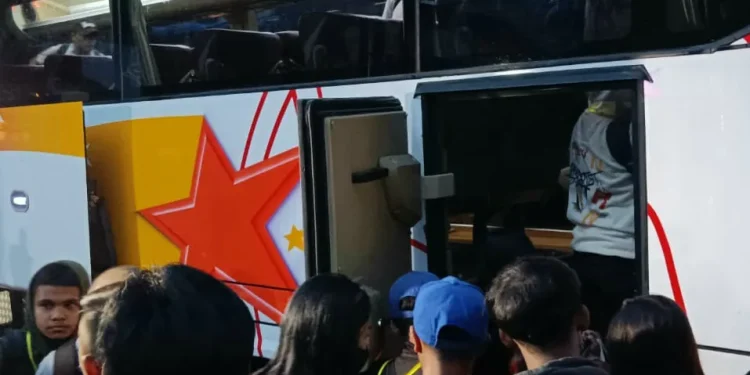 Rombongan korban Tragedi Kanjuruhan bertolak dengan 2 bus ke Jakarta.