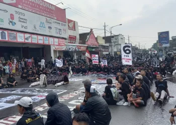Aremania Bululawang saat menggelar aksi damai dan doa bersama.