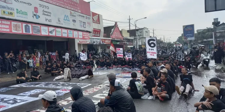Aremania Bululawang saat menggelar aksi damai dan doa bersama.