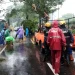 Petugas BPBD Kota Batu mengevakuasi material pohon tumbang di Jalan Raya Oro-Oro Ombo RT. 5 RW. 10, Kelurahan Temas, Selasa (8/11/2022). Pohon tumbang ini menimpa 2 unit bangunan ruko.