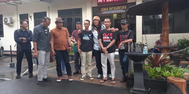 Keluarga korban Tragedi Kanjuruhan setelah melapor ke Polres Malang.