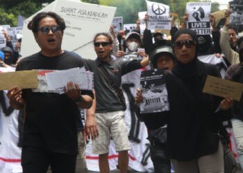 Ratusan suporter Aremania menulis surat ke presiden Jokowi menuntut keadilan, Kamis (17/12/2022).