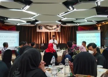 Dr Aqua Dwipayana memberi sambutan pada malam silaturahim syukuran pelepasan jamaah umroh POS IV di Hotel Mercure Grand Mirama Surabaya.
