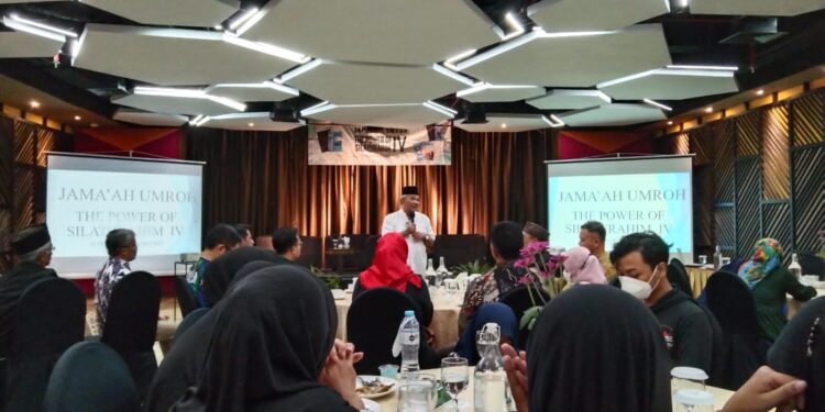 Dr Aqua Dwipayana memberi sambutan pada malam silaturahim syukuran pelepasan jamaah umroh POS IV di Hotel Mercure Grand Mirama Surabaya.