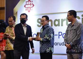 Wali Kota Malang menerima penghargaan kategori Best Smart Branding ISNA.