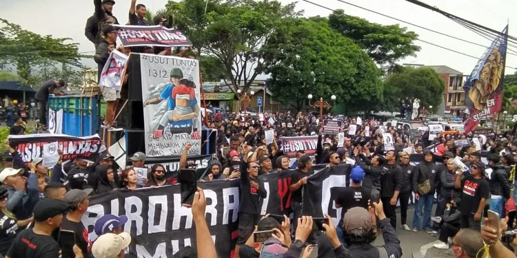 Aremania kembali menggelar aksi turun ke jalan, Selasa (1/11/2022) dengan mendatangi Kejari Kota Batu. Hasilnya, berkas perkara tragedi Kanjuruhan itu diklaim telah dinyatakan P18 oleh Kejati Jatim.