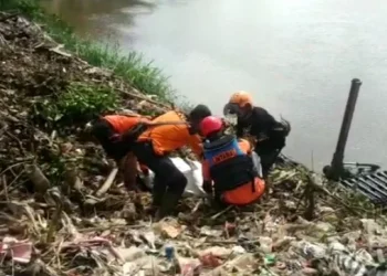 Proses evakuasi jenazah warga Kota Malang yang ditemukan mengapung di Bendungan Sengguruh.