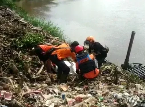 Proses evakuasi jenazah warga Kota Malang yang ditemukan mengapung di Bendungan Sengguruh.