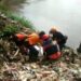 Proses evakuasi jenazah warga Kota Malang yang ditemukan mengapung di Bendungan Sengguruh.