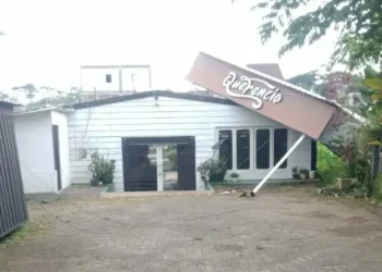 Sejumlah kedai kopi mengalami atap rusak usai diterjang angin puting beliung pada Selasa (1/11/2022) kemarin sekira pukul 13.00 WIB.