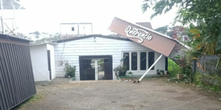 Sejumlah kedai kopi mengalami atap rusak usai diterjang angin puting beliung pada Selasa (1/11/2022) kemarin sekira pukul 13.00 WIB.